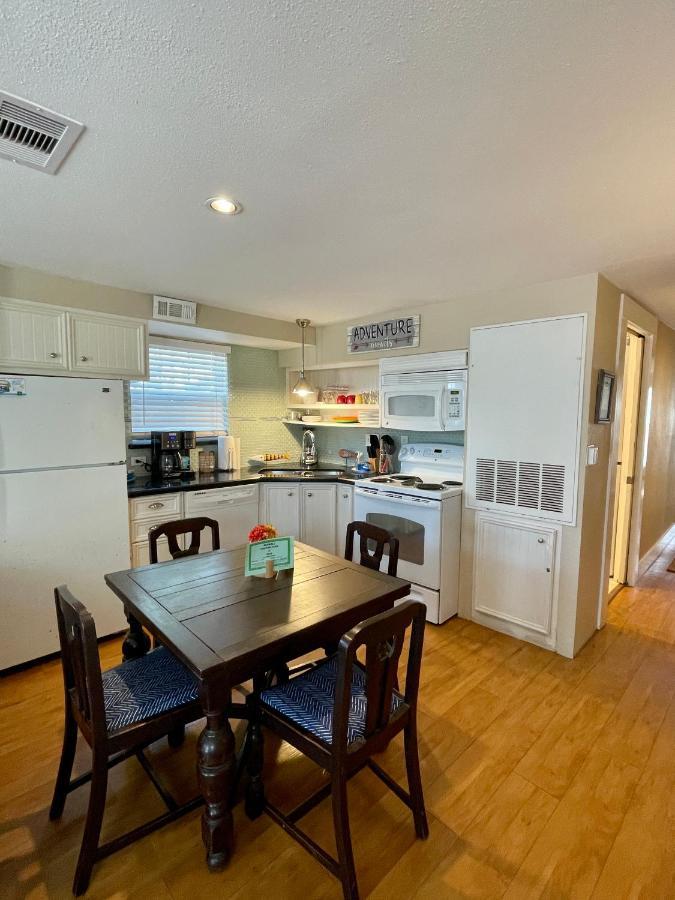 Seablue Cottage - Downstairs; 2 Blocks To The Beach Галвестън Екстериор снимка