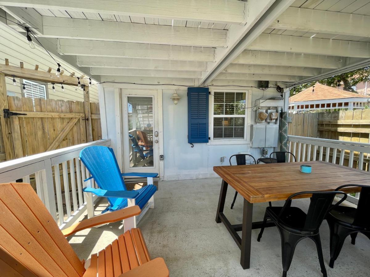 Seablue Cottage - Downstairs; 2 Blocks To The Beach Галвестън Екстериор снимка